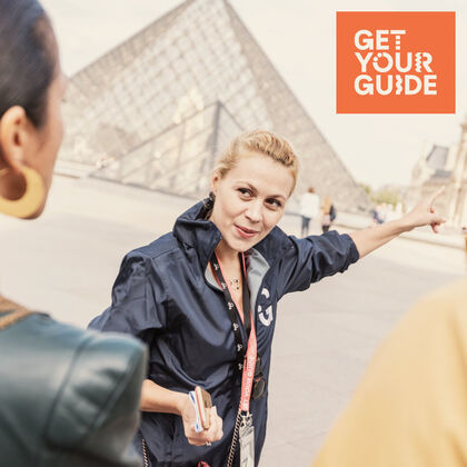 Get our Guide Woman looking at people and pointing to the Louvre, Paris
